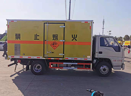 四子王爆破器材运输车