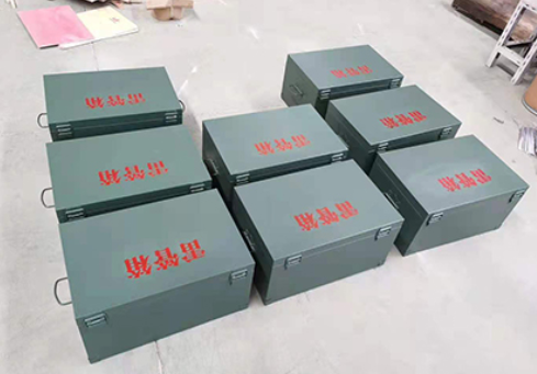 四子王炸药箱和雷管箱一般是怎么存放的？